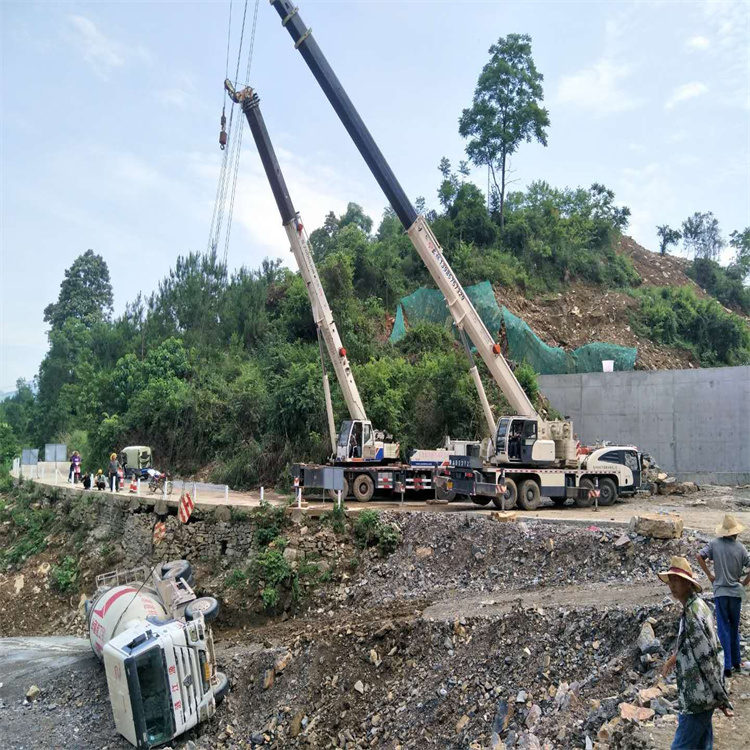 新晃汽车掉沟里叫吊车救援要多少钱